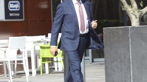 S-a retras din viaţa publică. În urmă cu 5 ani era ”duşmanul de moarte” al lui Gigi Becali! Azi, umblă ”la patru ace” şi…