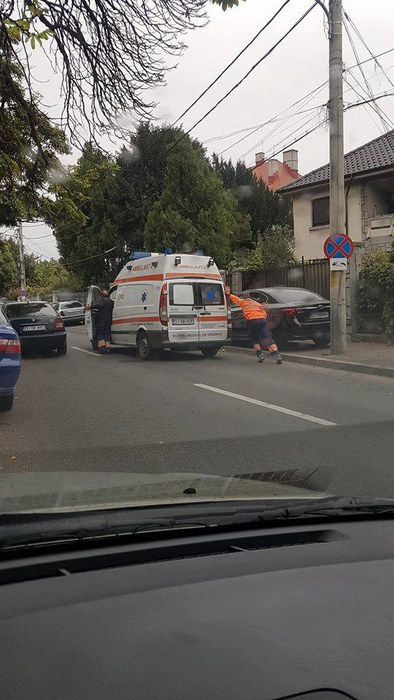 Echipajele de pe ambulanțe rămân frecvent în drum