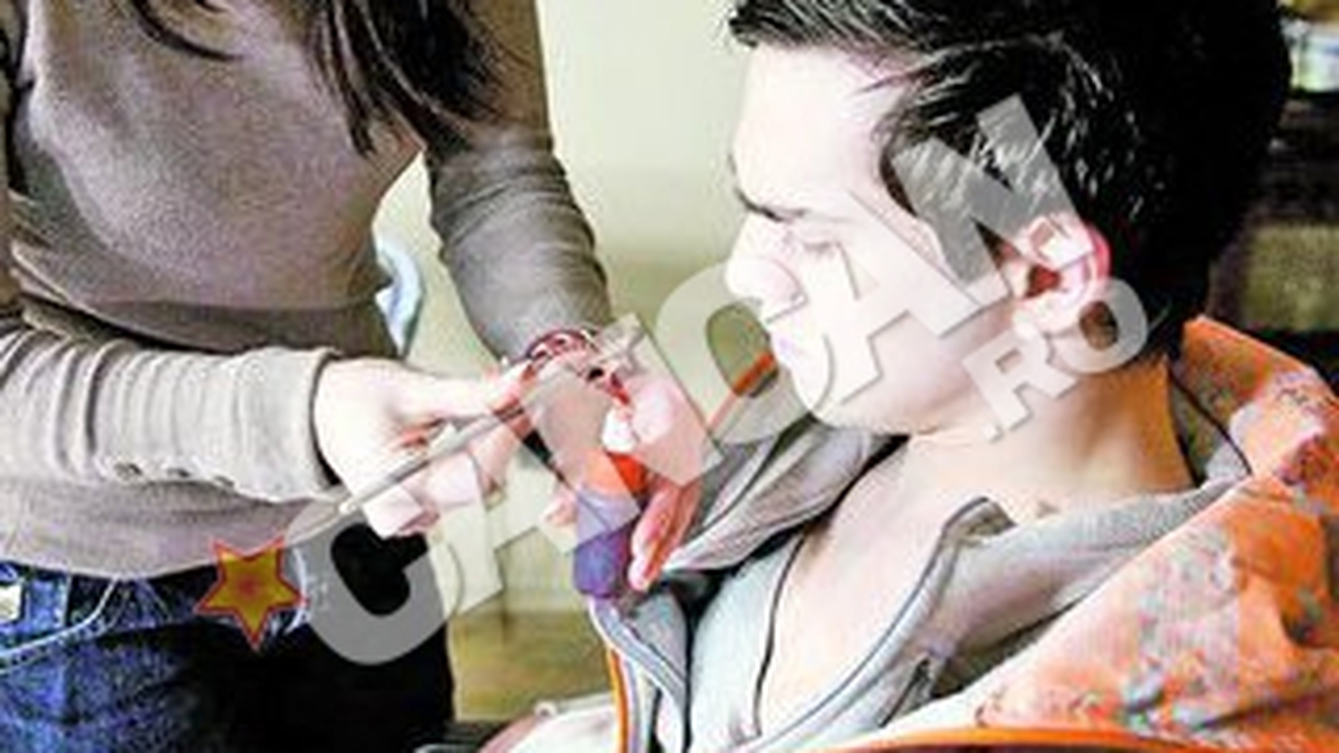 Scene sangeroase cu actorii din "Pariu cu viata". Ciuruiti ca in "Salonul groazei"