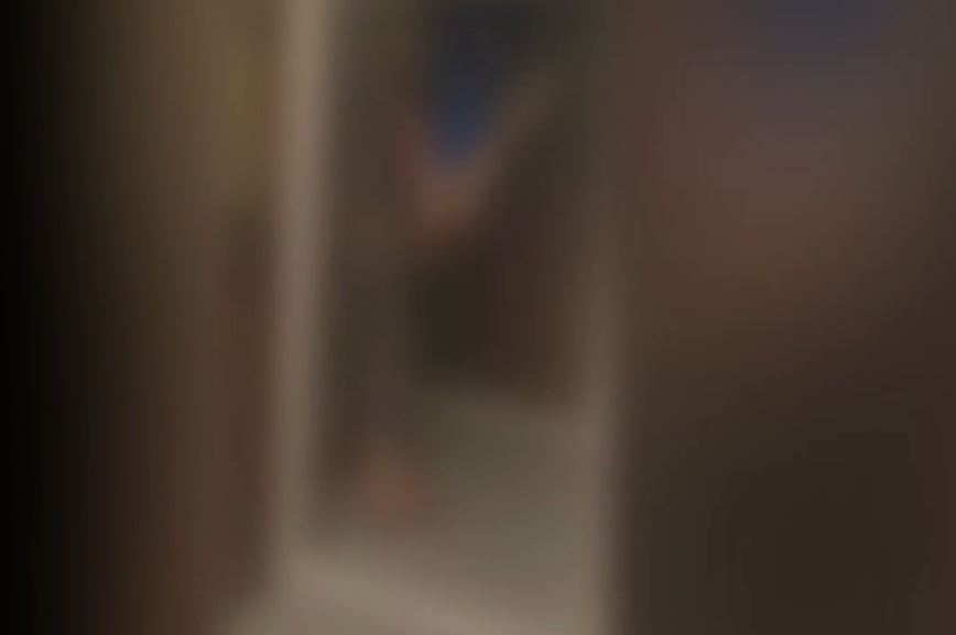 Femeie din Neamț, filmată când își bate fetița de 5 ani cu mătura: ”Mama, te rog!” / ”Te-am zăpăcit!”