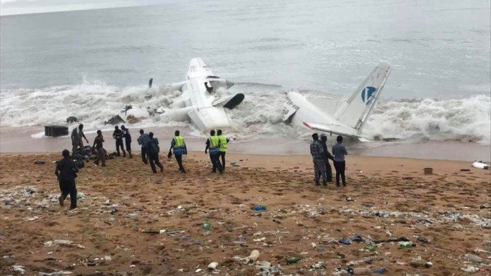 Avion prăbuşit în mare după decolare! Cel puţin 4 persoane au murit