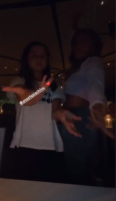 Cât s-a schimbat Adelina Chivu după intervențiile estetice! A plecat fără soțul ei în vacanța din Mykonos și a pozat sexy și nemachiată