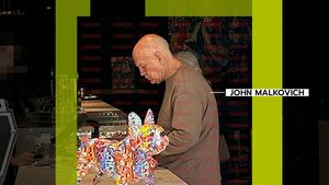 Imagini de colecție cu John Malkovich! Celebrul actor de la Hollywood a ”aterizat” în Piața Victoriei și...