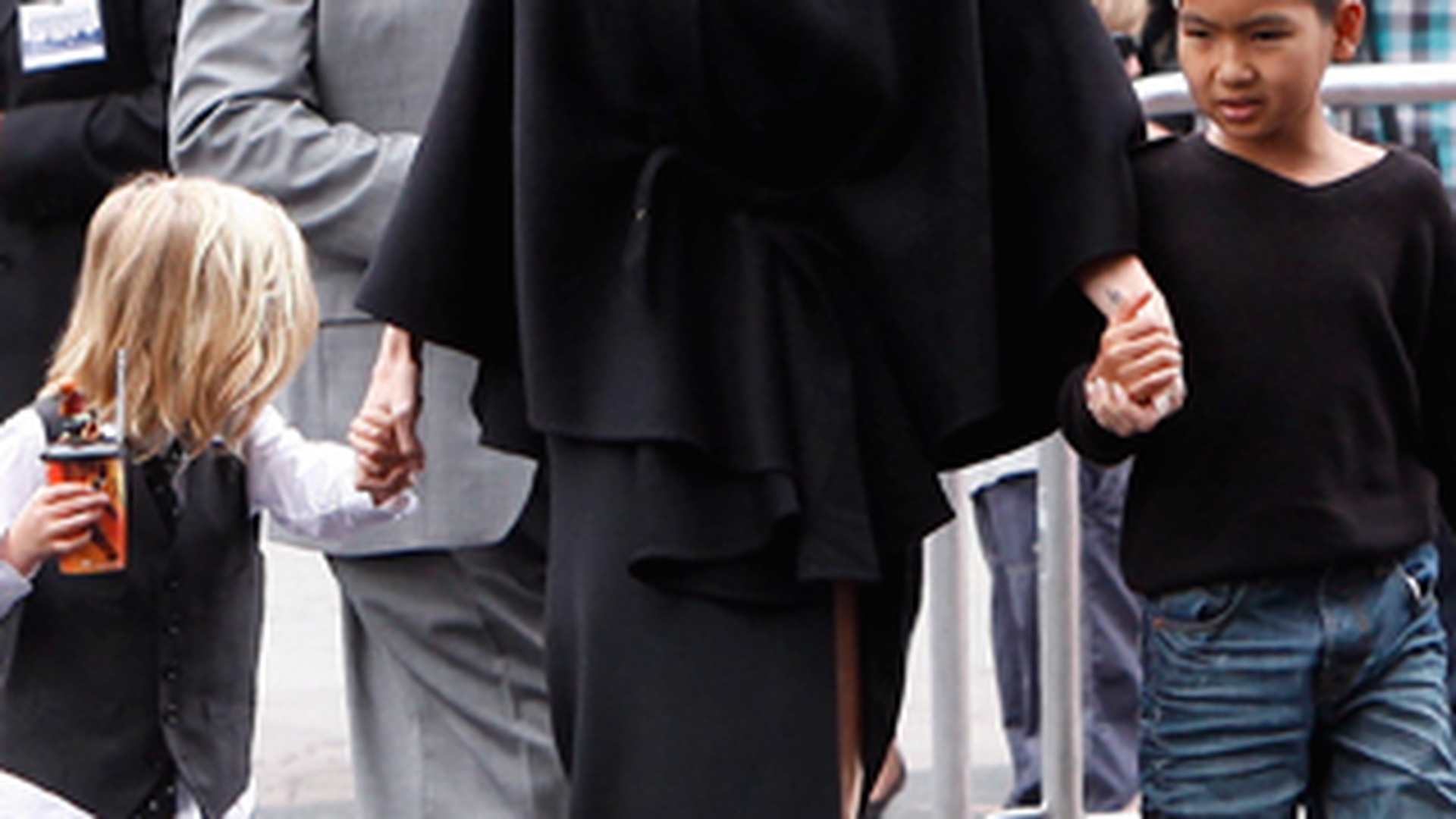 Angelina Jolie nu-si lasa copiii sa mearga la scoala, pentru ca e plictisitor