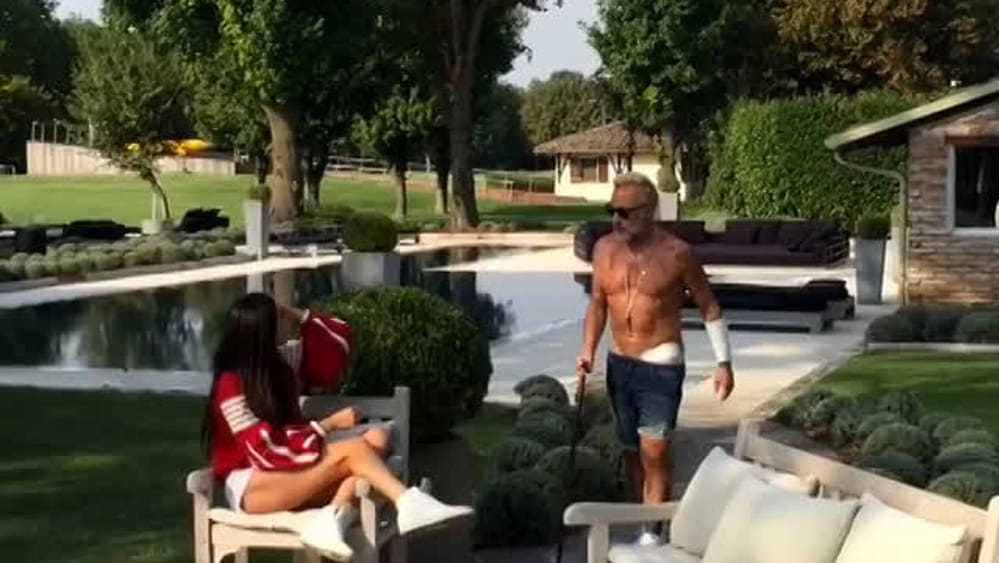 Gianluca Vacchi locuieşte într-un complex impresionant din Bologna, în Italia