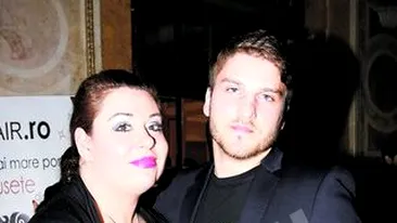 Oana Roman s-a cuibarit ca o birmaneza la pieptul lui Andrei