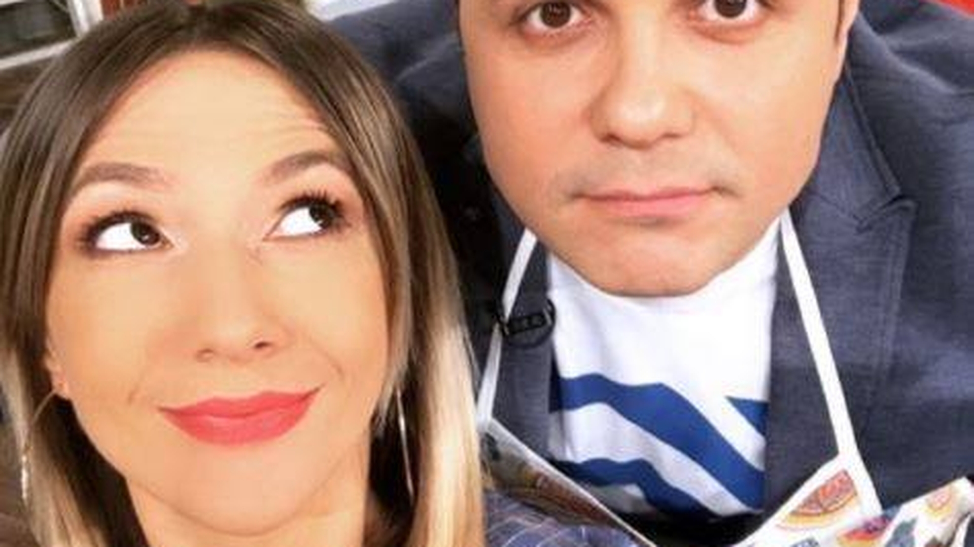 Adela Popescu şi Cove şi-au aruncat vorbe acide la TV! Prezentatoarea a luat foc când colegul ei a făcut publice poze nepotrivite: "Nu aş da doi bani pe tine!"