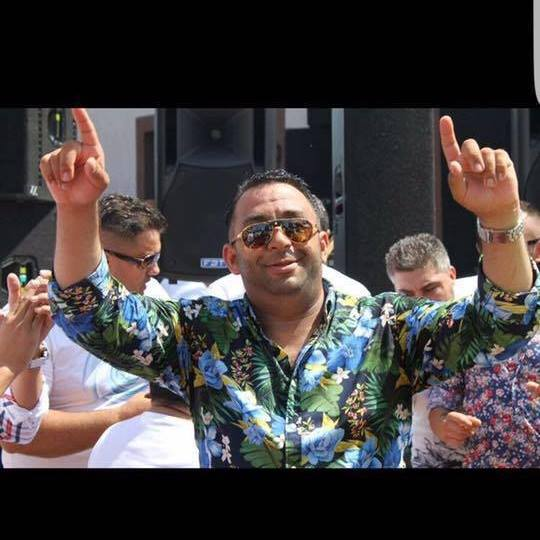FOTO | Cum este îmbrăcat Emi Pian la priveghi. Florin Salam a cântat în genunchi la căpătâiul liderului Duduienilor
