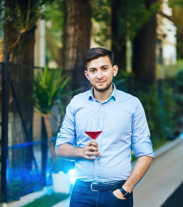 Ionel face bani din vin de mure