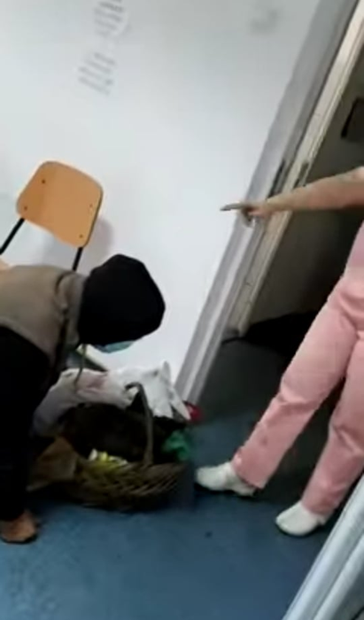 Bătrânul îngenuncheat pe holurile spitalului