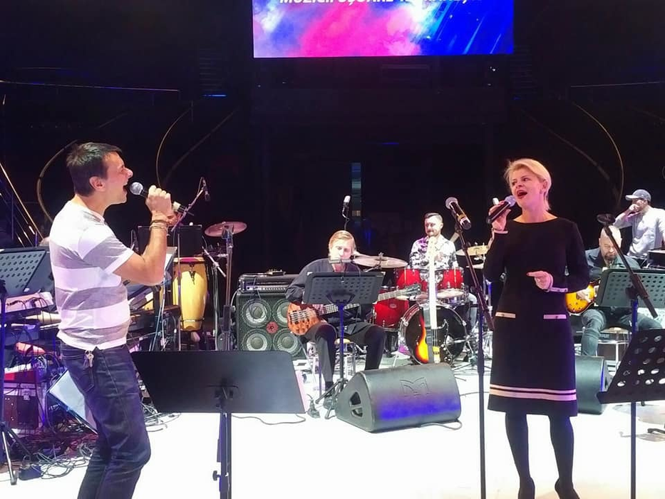 Sanda Ladoşi la repetiţiile de la "Gala Stelelor Muzicii Uşoare Româneşti". Sursa foto: Facebook