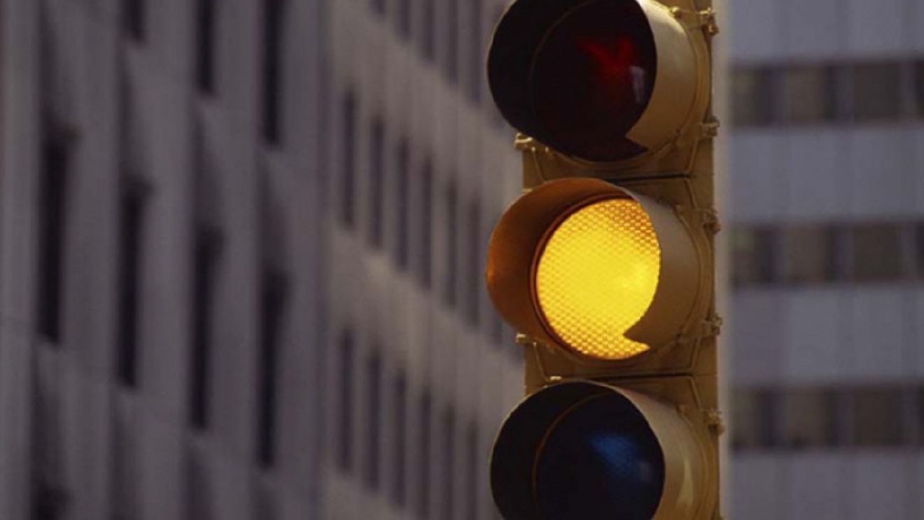 Nu vei mai trece pe galben după ce afli ce stipulează art. 99 din OUG 195/2022. Cât este amenda în cazul în care te grăbești și „forțezi” semaforul