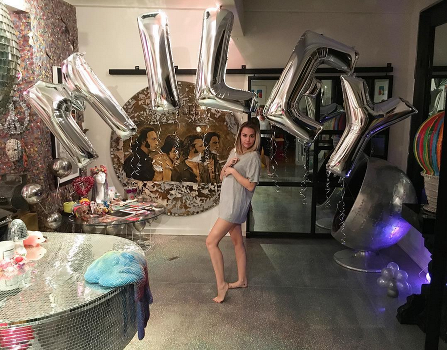 MILEY CYRUS ar fi însărcinată cu primul ei copil! Iată fotografia care trădează burtica de gravidă