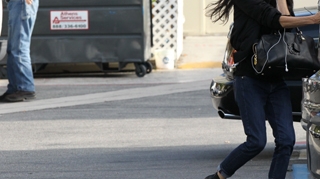 Demi Moore si-a pierdut ochelarii in timp ce fugea de paparazzi