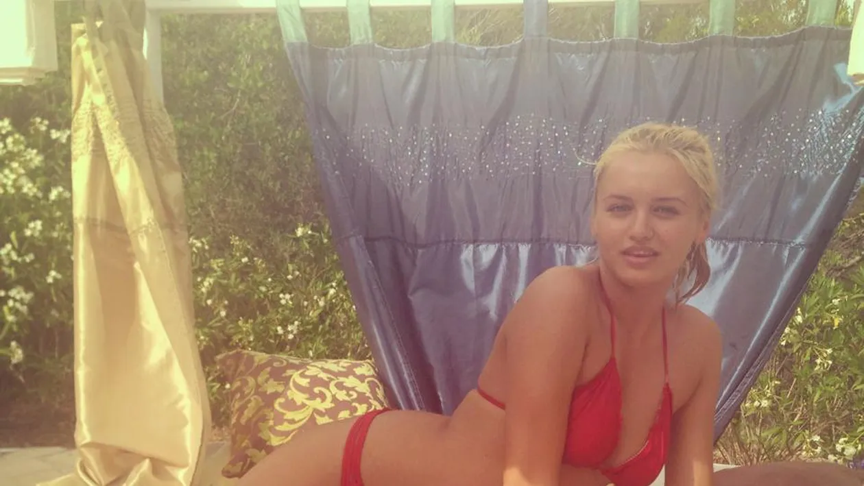 Blonda preferata a lui Botezatu, aparitie de infarct la plaja!