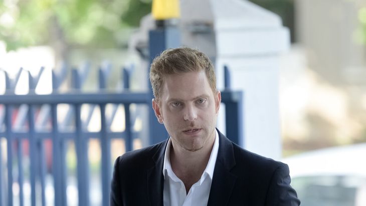 Ilan Laufer a fost lovit de o mașină! Fostul ministru se afla pe trotinetă, alături de copii