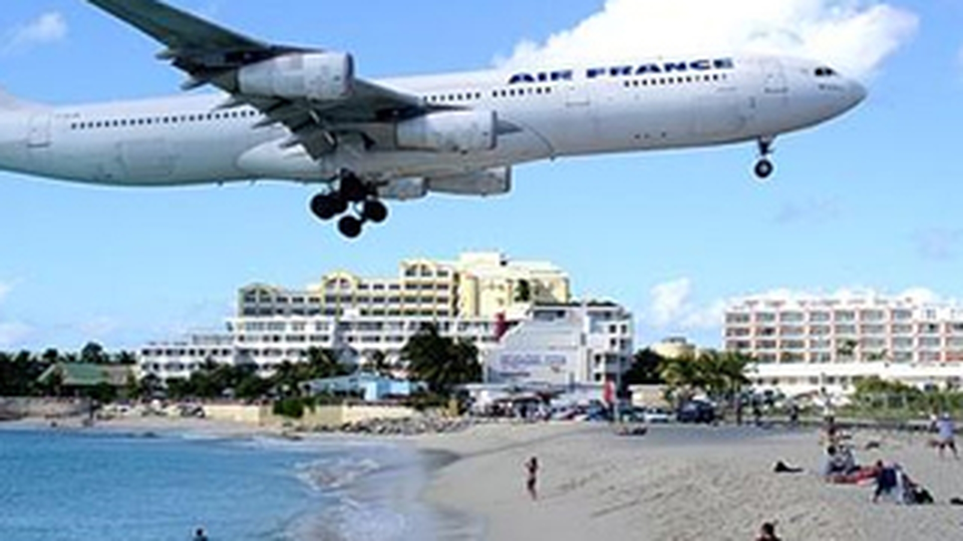 VIDEO Maho Beach, locul unde poti fi ranit de avion pe plaja