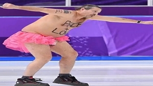VIDEO / Îmbrăcat doar cu un tutu roz și pantofi sport, un bărbat a făcut show la Jocurile Olimpice de Iarnă 2018! Toată lumea a văzut ce ascundea între picioare