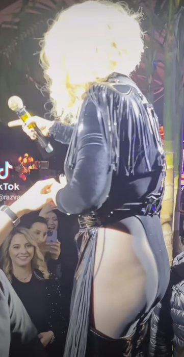 Fanii au "sărit" cu bani pe Lori / Sursă foto: captură video