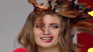 Transformarea Iuliei Albu. Cum a ajuns din fetita blonda si inocenta sa se urateasca singura si sa i se spuna "Doamna cu gaina"