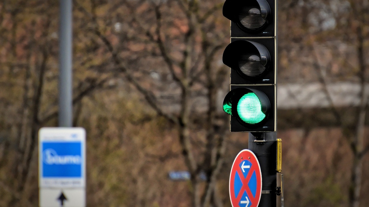 Amendă de 600 de lei pentru șoferii care o comit, la semafor. Ce scrie în lege