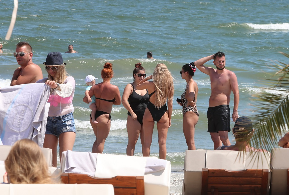 Ex-soția lui Marcel Toader, cu prietenii pe plajă în Mamaia