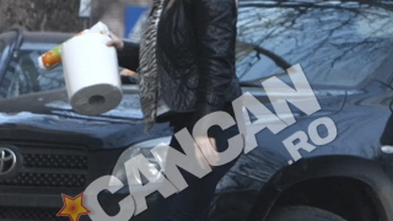 Dansatoarea exotica face economie de personal! Jasmine isi aprovizioneaza singura coaforul pentru catei