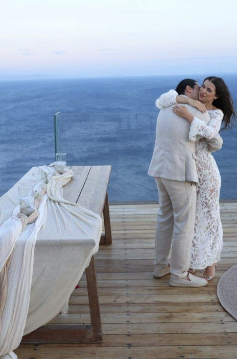 Cerere în căsătorie spectaculoasă în Mykonos! Actrița Cezara Munteanu a spus „DA”