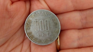 Ai cumva pe acasă monede de 500 de lei, din anul 2000? Una singură se vinde acum cu 1.300 de lei