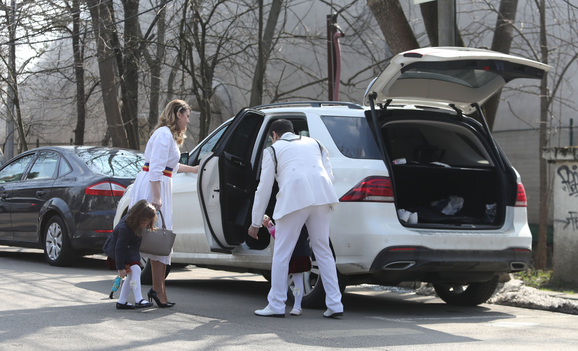 Lavinia Goste a oferit o scenă de ”striptease” după ce şi-a dat fusta jos în parc