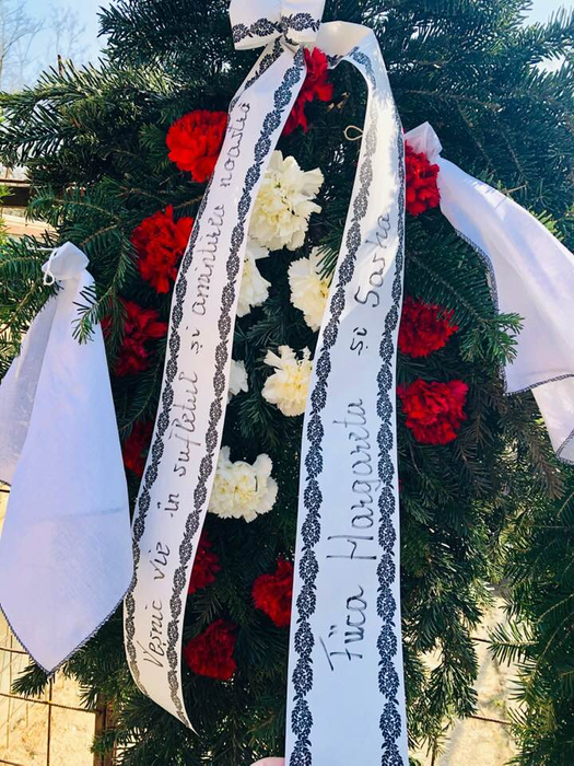 Magda Ciumac și-a înmormântat azi mama. Ce mesaj a scris pe coroana cu flori