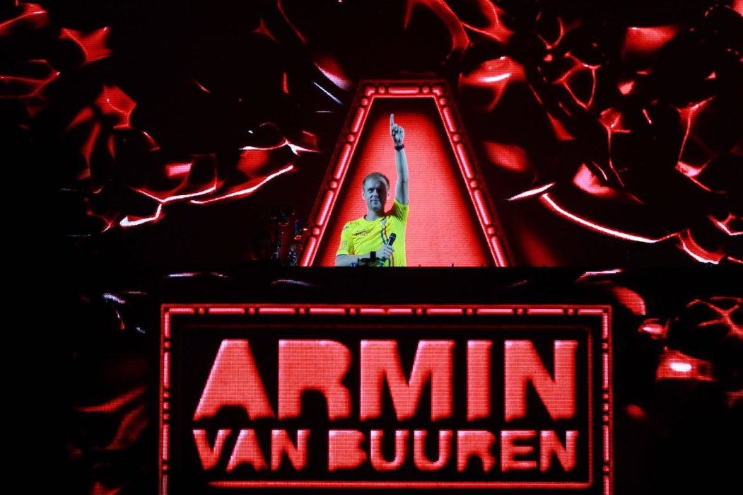Armin van Buuren a făcut show la UNTOLD până la răsărit! Imagini de senzație cu DJ-ul olandez