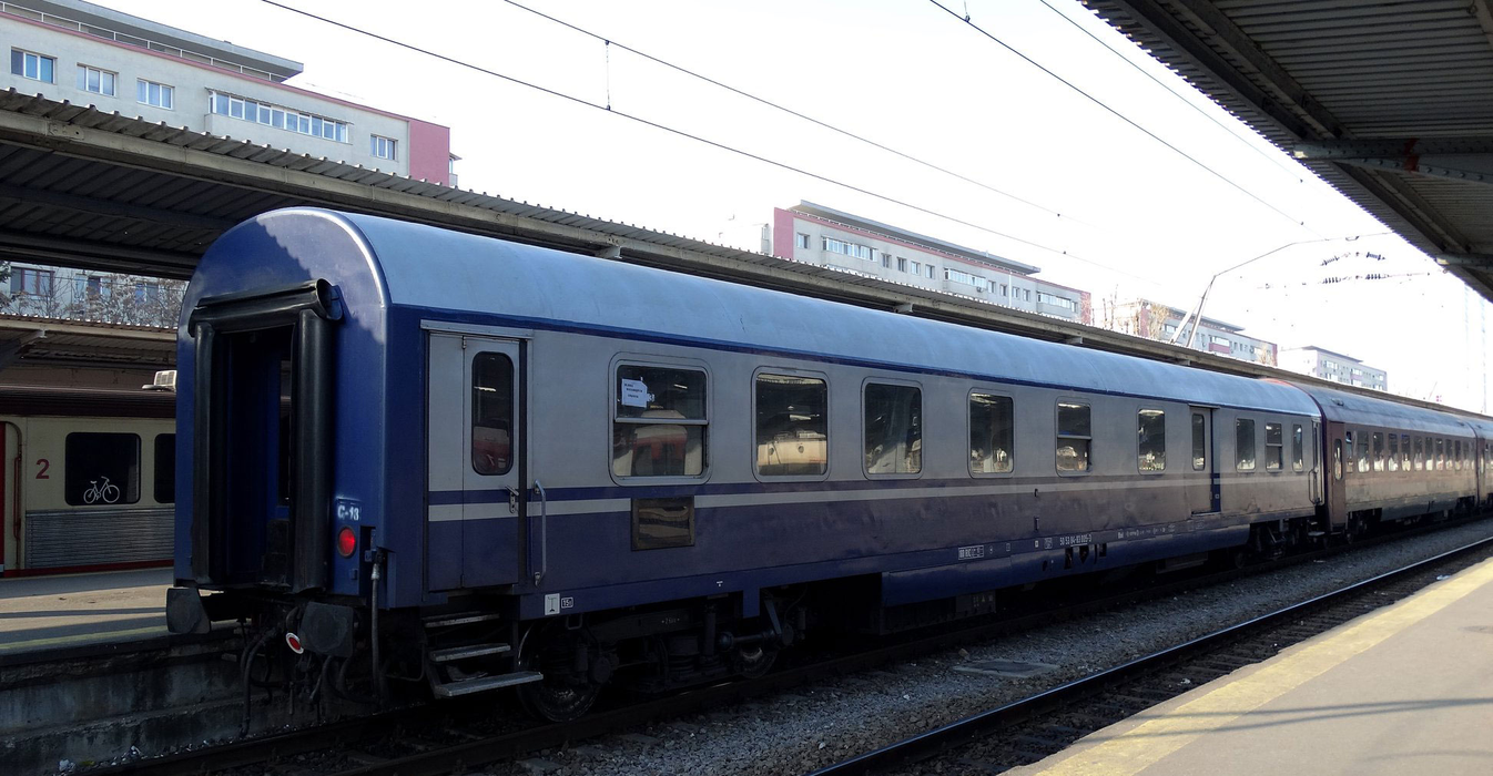 Vagonul cu care a fost transportat sicriul cu trupul neînsuflețit al Regelui Mihai I la Curtea de Argeș este folosit acum de navetiști