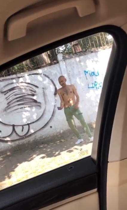 Daniela Crudu, lăsată fără cuvinte de un bărbat care i-a oferit un show incitant în plină stradă! Reacția brunetei când acesta a făcut unele semne obscene
