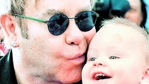 Elton John a cumparat o casa de milioane de dolari pentru noul sau copil!