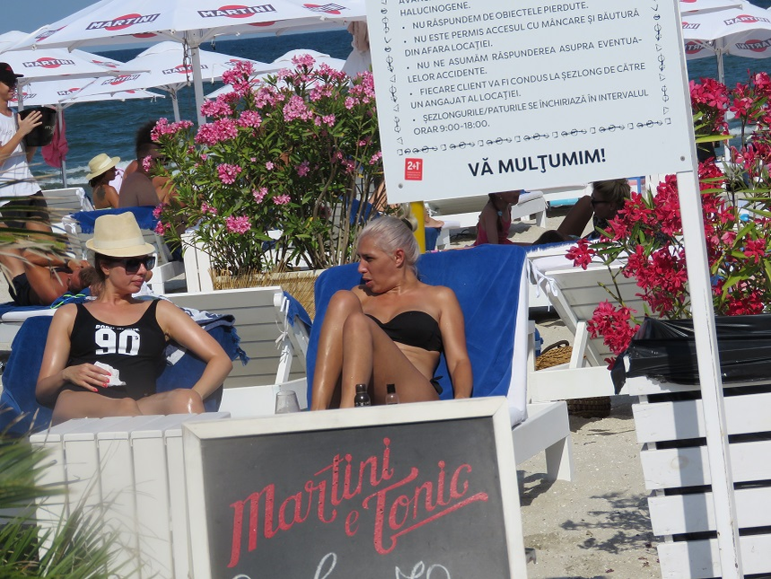 Sorana Darclee a schimbat impresii cu o prietenă, la plajă