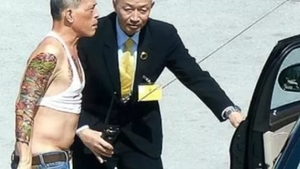 Regele Thailandei s-a căsătorit... cu garda lui de corp!