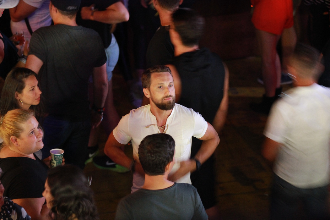 Singur și disponibil la UNTOLD, Dani Oțil a flirtat cu o brunetă!