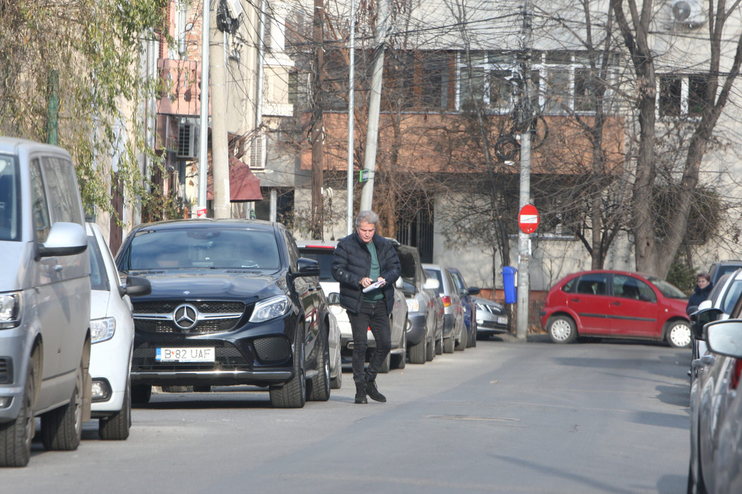 Și-a luat documentele și a plecat către bancă