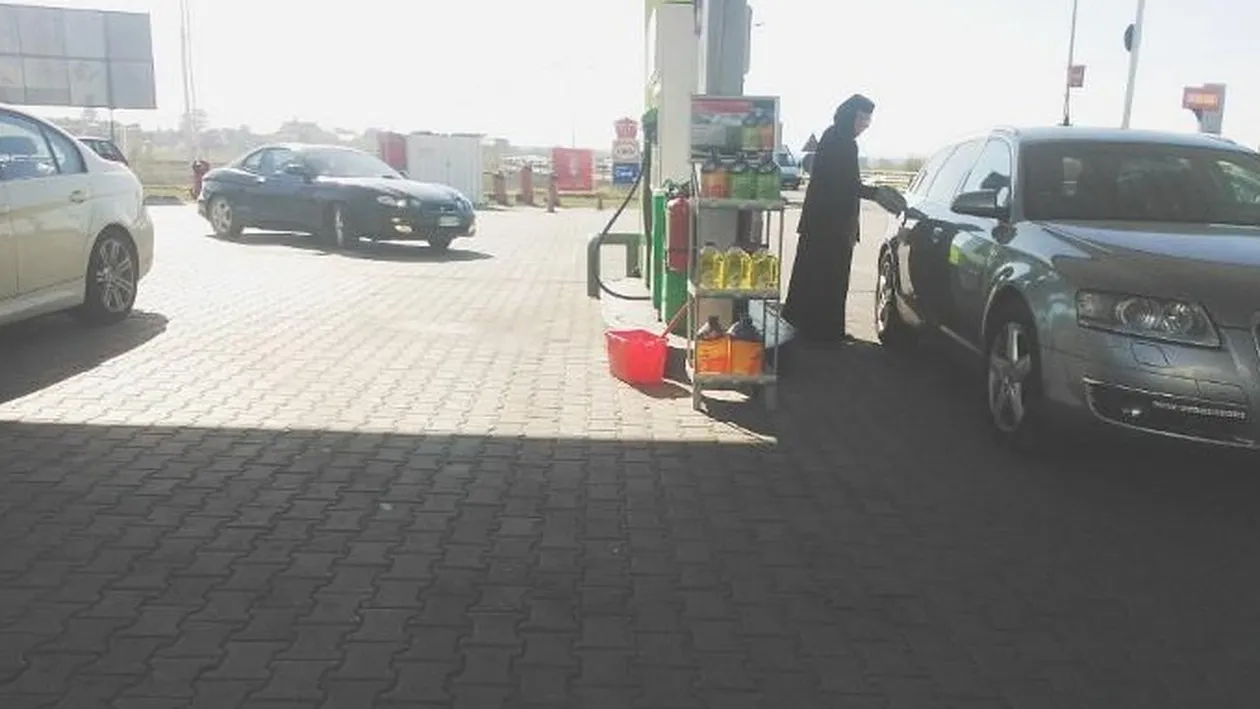 Aparitia care a uimit pe toata lumea! Vezi de ce s-au inchinat toti cand au vazut cine alimenteaza bolidul de zeci de mii de euro