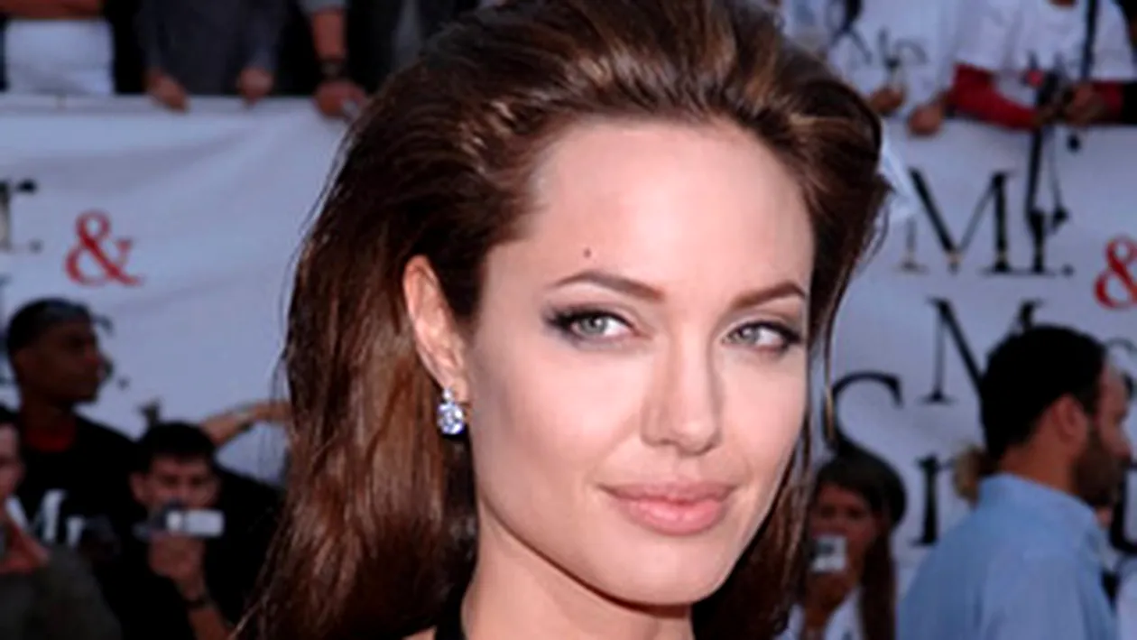 Angelina Jolie, escrocata cu 2.000 de euro, la Budapesta