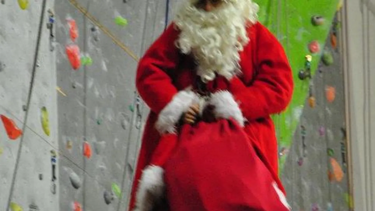 Mos Craciun vine anul acesta imbracat de Doina Levintza! Vezi cat costa inchirierea unui batranel cu barba, imbracat de designer!