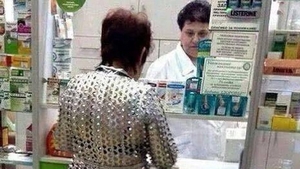 "Zici ca este o camasa din zale de pe vremea lui Tepes" Cum a venit imbracata aceasta doamna intr-o farmacie din Bucuresti