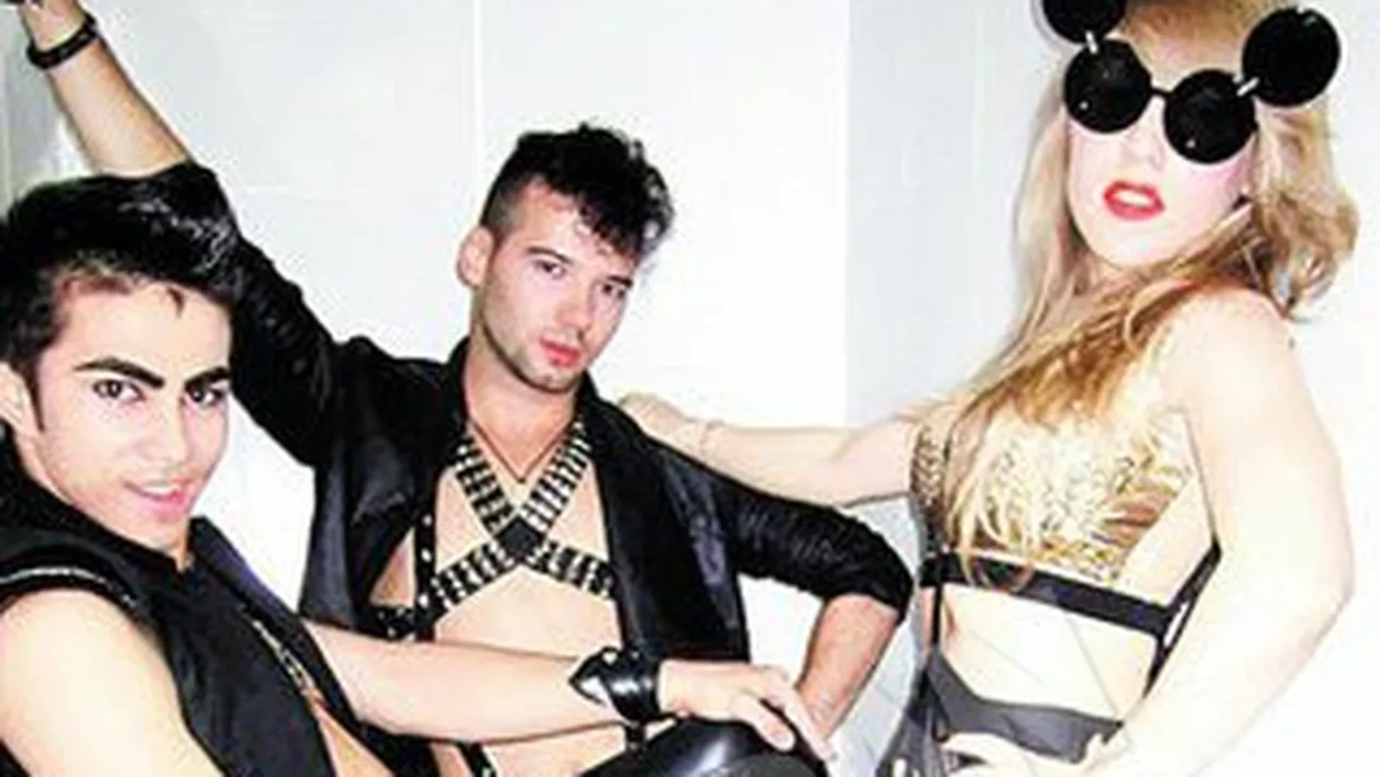 Corina, Edi si Bogdan s-au pozat in buda