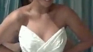 VIDEO In sfarsit! Beyonce si-a aratat rochia de mireasa in care s-a maritat pe furis cu Jay-Z. Voua cum vi se pare?