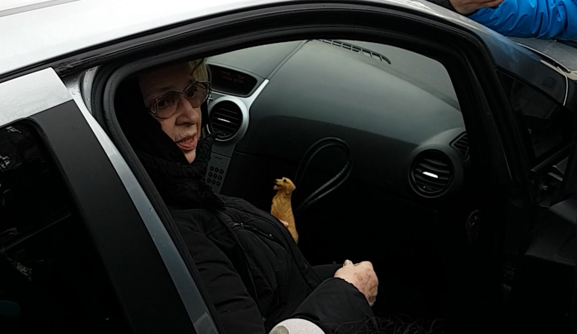 Rodica Țopescu, mama jurnalistei, a adus, în semn de ultim omagiu, un cadou pentru fiica ei, o figurină de lemn ce întruchipa un câine