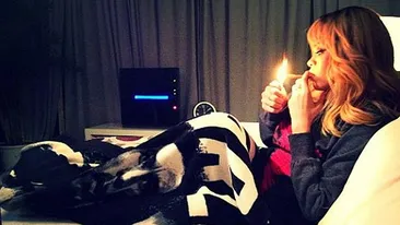 Ce fumeaza Rihanna. Poza care a starnit un val de critici la adresa cantaretei. E un model pentru mii de tinere