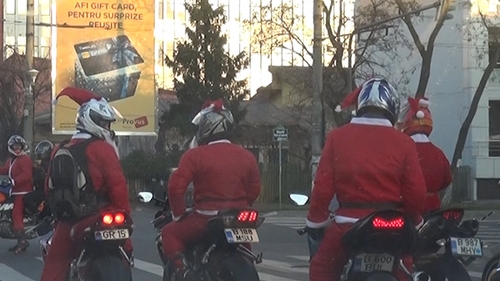 Imagini de INFARCT! Brigada de motociclisti, imbracati in Mos Craciun prin Bucuresti