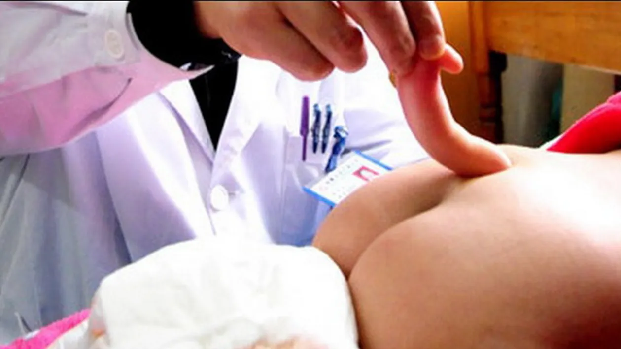 Copilul ei s-a nascut cu o coada de 13 centimetri, iar medicii refuza sa il opereze! Drama unei mame din China a induiosat planeta