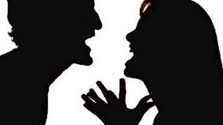 Scandal in Baicului! O ticnita blesteama pe strada iar vecinii ii raspund extrem de vulgar! Du-te la primarie! Ce sunt eu primar?
